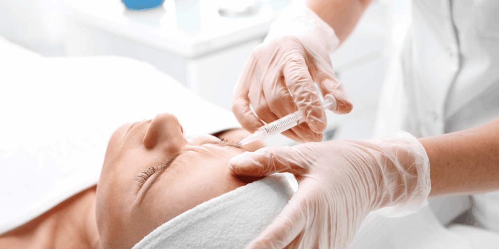 Mujer joven en consulta de valoración para bótox preventivo en Barcelona