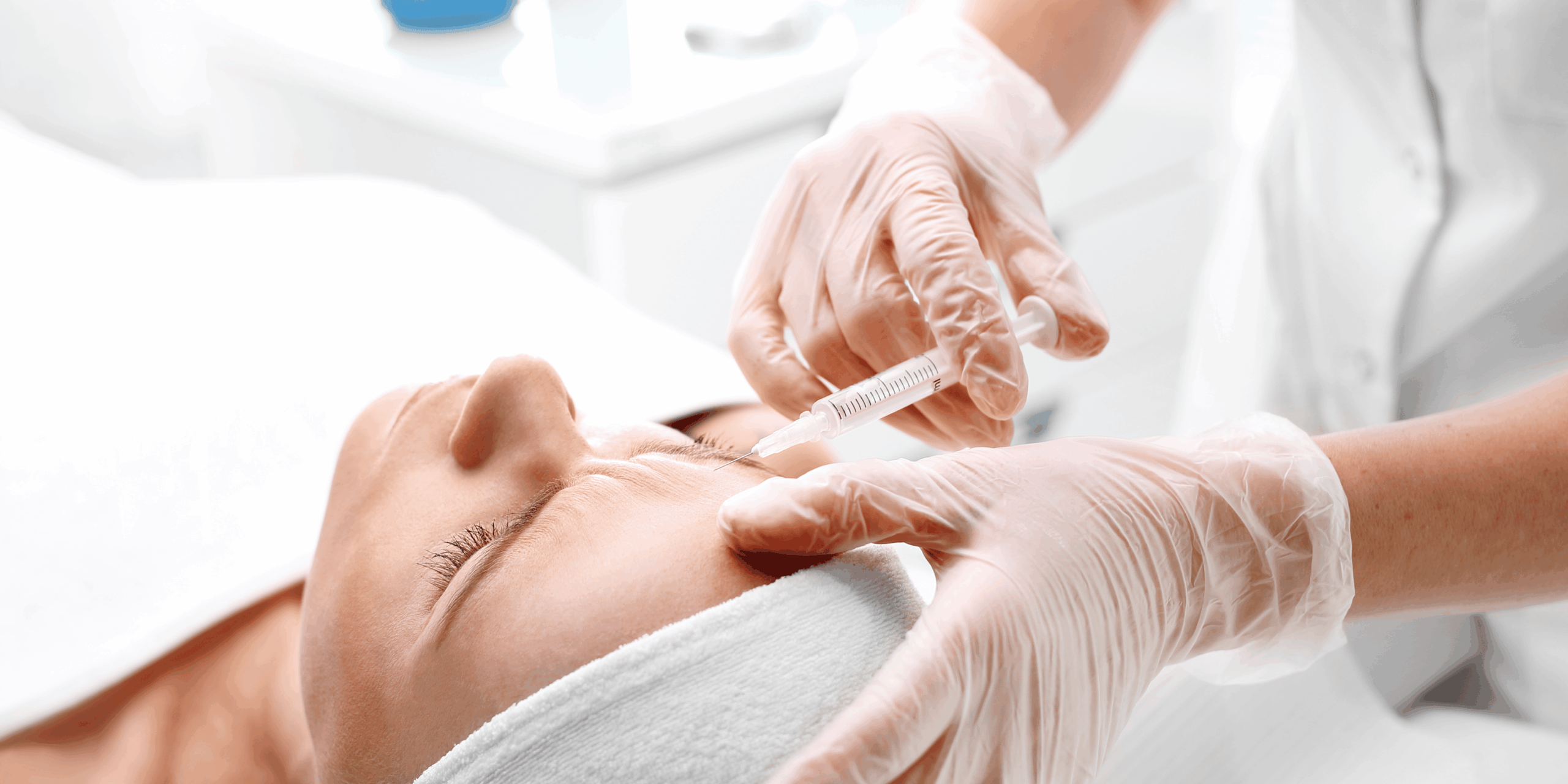 Mujer joven en consulta de valoración para bótox preventivo en Barcelona