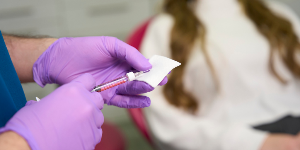 Tratamiento de relleno con ácido hialurónico en consulta médica estética Barcelona